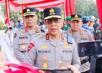 Kapolda Sumsel Irjen A Rachmad Wibowo yang turut hadir pada acar apel dan simulasi penanganan kebakaran hutan dan lahan (karhutla) provinsi Sumsel yang digelar dilapangan Griya Agung Palembang, Sabtu (20/7/2024)