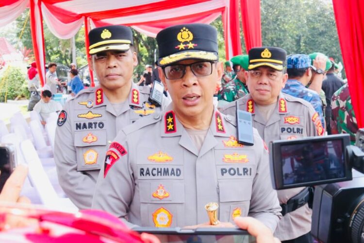 Kapolda Sumsel Irjen A Rachmad Wibowo yang turut hadir pada acar apel dan simulasi penanganan kebakaran hutan dan lahan (karhutla) provinsi Sumsel yang digelar dilapangan Griya Agung Palembang, Sabtu (20/7/2024)