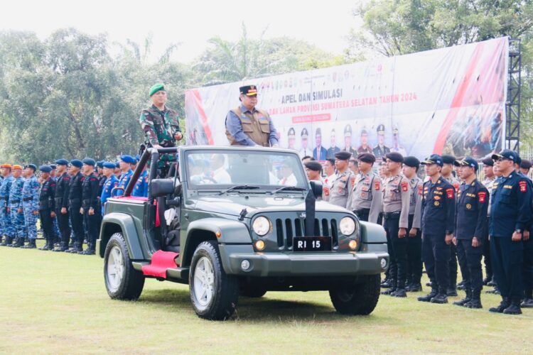 Menteri Koordinasi (Menko) Perekonomian Republik Indonesia Dr (HC) Ir Airlangga Hartarto MBA MMT memimpin apel dan simulasi penanganan kebakaran hutan dan lahan (karhutla) Provinsi Sumatera Selatan tahun 2024.