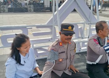 Si Dokkes Resor Samosir melaksanakan pengecekan kesehatan terhadap personil Polres Samosir yang sedang bertugas di lapangan. Kegiatan ini dipimpin oleh Kasi Dokkes Neneng Gusniarti bersama tim kesehatan klinik Polres Minggu (21/07/2024).