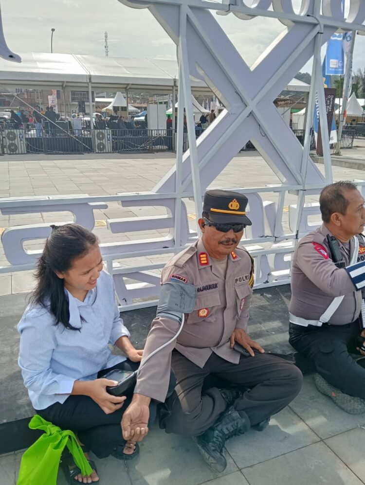 Si Dokkes Resor Samosir melaksanakan pengecekan kesehatan terhadap personil Polres Samosir yang sedang bertugas di lapangan. Kegiatan ini dipimpin oleh Kasi Dokkes Neneng Gusniarti bersama tim kesehatan klinik Polres Minggu (21/07/2024).
