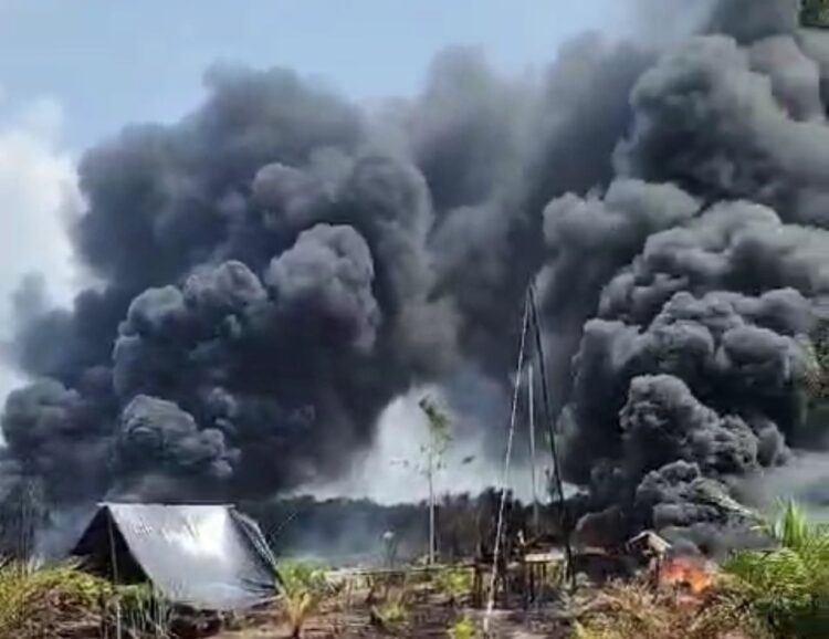 Terbakarnya kembali sumur minyak ilegal yang berlokasi diareal rawa Sungai Dawas Parung Dusun V Desa Srigunung Kecamatan Sungai Lilin Kabupaten Musi Banyuasin pada Minggu (21/7/2024), diduga akibat adanya unsur kesengajaan dengan cara membuka valve penutup sumur dan merusak pipa aluran minyak ke seller atau bak penampungan sehingga menimbulkan semburan dan tumpahan minyak serta menimbulkan kebakaran.