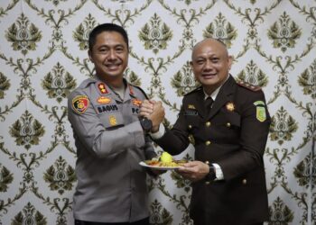 Dalam peringatan tersebut, jajaran Polres Ogan Ilir yang dipimpin langsung oleh Kapolres Ogan Ilir, AKBP Bagus Suryo Wibowo, S.I.K., bersama Waka Polres Ogan Ilir, Kompol Helmi A., S.H., M.H., serta para pejabat utama Polres Ogan Ilir, memberikan ucapan selamat kepada seluruh staf dan jajaran Kejaksaan Negeri Kabupaten Ogan Ilir, Senin (22/07/2024) Pagi