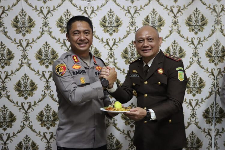 Dalam peringatan tersebut, jajaran Polres Ogan Ilir yang dipimpin langsung oleh Kapolres Ogan Ilir, AKBP Bagus Suryo Wibowo, S.I.K., bersama Waka Polres Ogan Ilir, Kompol Helmi A., S.H., M.H., serta para pejabat utama Polres Ogan Ilir, memberikan ucapan selamat kepada seluruh staf dan jajaran Kejaksaan Negeri Kabupaten Ogan Ilir, Senin (22/07/2024) Pagi