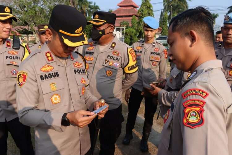 Polres Ogan Ilir menggelar kegiatan Penegakan Ketertiban dan Disiplin (Gaktibplin) yang dipimpin langsung oleh Kapolres Ogan Ilir, AKBP Bagus Suryo Wibowo, S.I.K. Kegiatan ini turut dihadiri oleh Waka Polres Ogan Ilir, Kasipropam, Kanit Provos, Kanit Paminal, serta seluruh personil Sipropam Polres Ogan Ilir, Senin (22/07/2024)