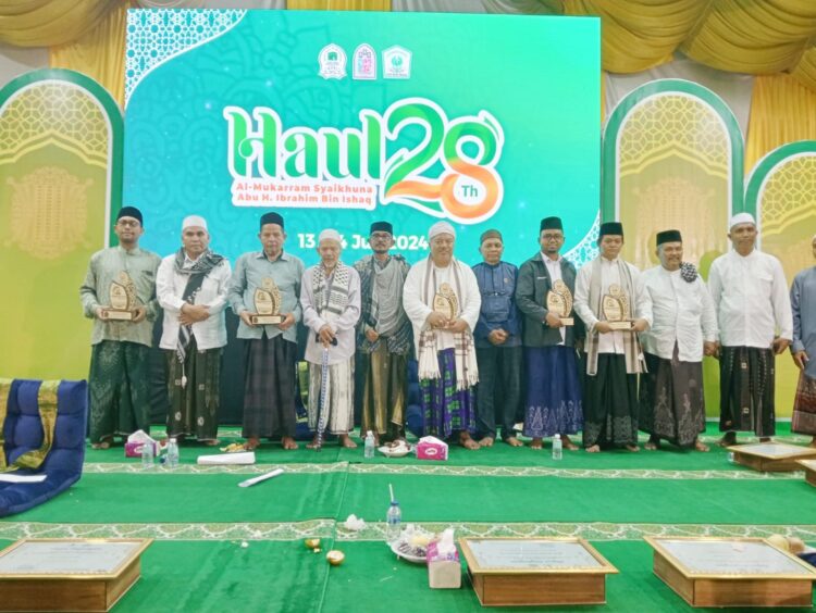 Rangkaian acara memperingati Haul Abu BUDI Lamno, yakni Abu H Ibrahim Ishaq, berlangsung meriah dan khidmat dengan berbagai kegiatan yang diadakan di Dayah Induk pada tanggal 13-14 Juli 2024 bertepatan dengan 7-8 Muharram 1446 H, di desa Jangeut, Indra Jaya, Aceh Jaya.