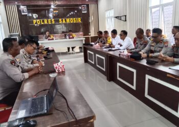 Bertempat di Aula Wira Pinandita Mako Polres Samosir, telah berlangsung Anev Mingguan dan rencana Kegiatan Satu Minggu Kedepan yang dipimpin oleh Kapolres Samosir, AKBP Yogie Hardiman, S.H., S.I.K., Senin (22/07/2024). Rapat tersebut dihadiri oleh Wakapolres Samosir Kompol ST Panggabean, S.H, para Kabag, para Kasi, para Kanit, dan para Kapolsek jajaran Polres Samosir.