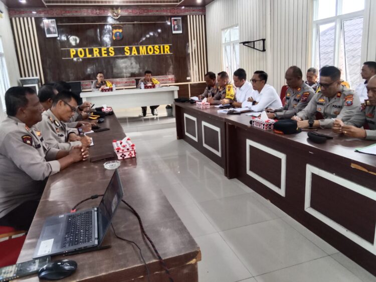 Bertempat di Aula Wira Pinandita Mako Polres Samosir, telah berlangsung Anev Mingguan dan rencana Kegiatan Satu Minggu Kedepan yang dipimpin oleh Kapolres Samosir, AKBP Yogie Hardiman, S.H., S.I.K., Senin (22/07/2024). Rapat tersebut dihadiri oleh Wakapolres Samosir Kompol ST Panggabean, S.H, para Kabag, para Kasi, para Kanit, dan para Kapolsek jajaran Polres Samosir.