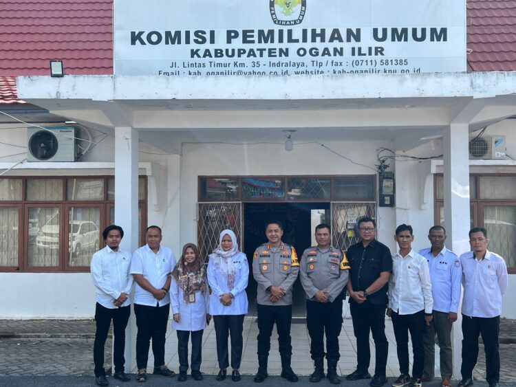Kapolres Ogan Ilir AKBP Bagus Suryo Wibowo, S.IK melaksanakan kunjungan kerja ke kantor Komisi Pemilihan Umum (KPU) Kabupaten Ogan Ilir pada Senin, 22 Juli 2024. Kunjungan yang berlangsung mulai pukul 13.50 WIB ini bertujuan untuk memperkenalkan diri sekaligus bersilaturahmi dengan pimpinan KPU serta melihat kesiapan lembaga tersebut dalam menghadapi pesta demokrasi mendatang.