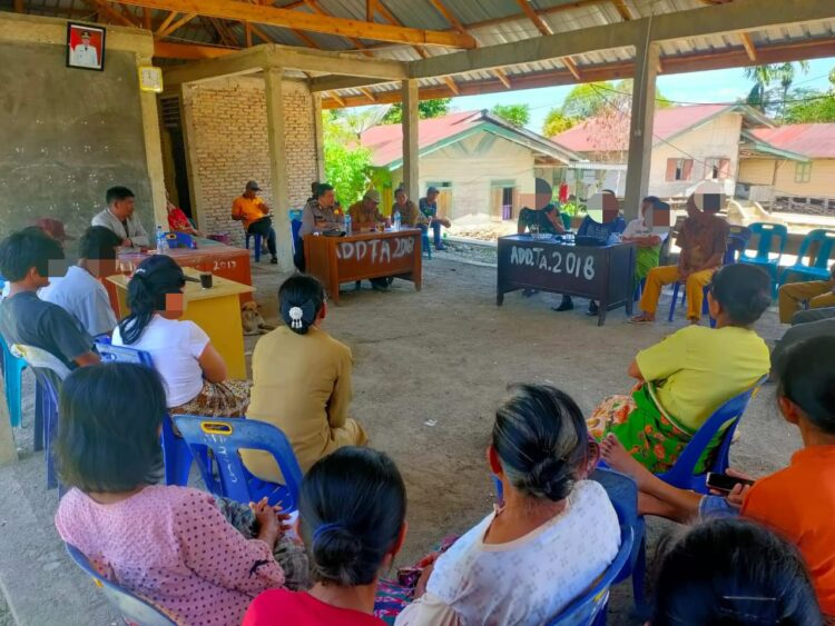 Bhabinkamtibmas Polsek Onanrunggu Brigpol Eko Putra Damanik bersama Babinsa dan Pemerintah Desa Hutarihit Kec. Nainggolan, Kab. Samosir, mengadakan mediasi untuk menyelesaikan permasalahan tersebut. Mediasi dilaksanakan di Kantor Desa Hutarihit. (23/07/2024)