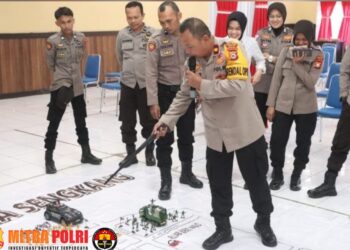 Polres Wajo Polda Sulawesi Selatan melaksanakan Latihan pra Operasi Mantap Praja Tahun 2024-2025 di Aula Sandi Mapolres Wajo. Selasa (23/07/2024). Latihan Pra Operasi Mantap Praja tersebut dipimpin langsung oleh Kabag Ops Polres Wajo KOMPOL Jasman Parudik, SH didampingi oleh Ketua KPUD Kab. Wajo Andi Rahmat Munawar, S.Sos.,M.Si, Koordiv Pencegahan Parmas Humas Bawaslu Kab. Wajo Heriyanto, S.Sos.,M.AP.