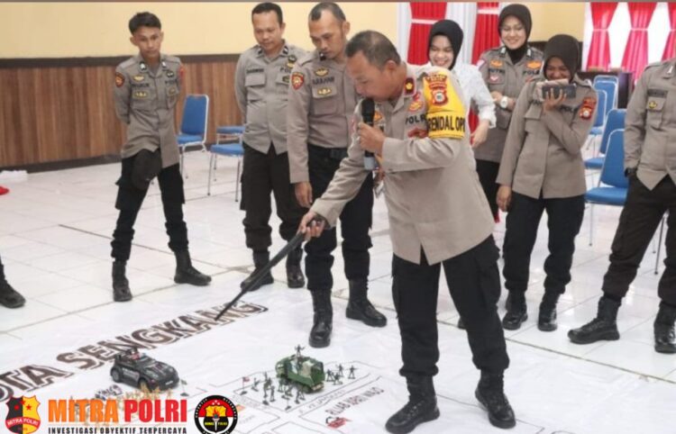 Polres Wajo Polda Sulawesi Selatan melaksanakan Latihan pra Operasi Mantap Praja Tahun 2024-2025 di Aula Sandi Mapolres Wajo. Selasa (23/07/2024). Latihan Pra Operasi Mantap Praja tersebut dipimpin langsung oleh Kabag Ops Polres Wajo KOMPOL Jasman Parudik, SH didampingi oleh Ketua KPUD Kab. Wajo Andi Rahmat Munawar, S.Sos.,M.Si, Koordiv Pencegahan Parmas Humas Bawaslu Kab. Wajo Heriyanto, S.Sos.,M.AP.