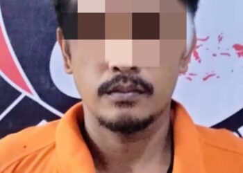 DITANGKAP: Seorang pria  dengan sangkaan sebagai pengedar sabu, berikut barang bukti, diamankan di Mapolres Pelabuhan Belawan, Rabu (24/7/2924), setelah ditangkap dari kawasan Tanjung Mulia, Medan Deli.(Foto Dok/Polres Belawan)