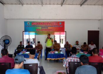 Kapolsek Muara Kuang IPTU Alimin SH menghadiri musyawarah desa yang diselenggarakan di Kantor Desa Serikembang, Kecamatan Muara Kuang. Kegiatan ini bertujuan untuk menyusun rancangan rencana kerja pemerintah desa tahun 2025.