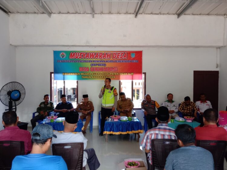 Kapolsek Muara Kuang IPTU Alimin SH menghadiri musyawarah desa yang diselenggarakan di Kantor Desa Serikembang, Kecamatan Muara Kuang. Kegiatan ini bertujuan untuk menyusun rancangan rencana kerja pemerintah desa tahun 2025.