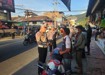 Operasi Patuh Toba 2024 Polres Samosir dipimpin oleh Kasat Lantas Polres Samosir, AKP Natanail Surbakti, S.H., M.H, selaku Kasatgas IV GAKKUM, bersama personil Operasi Patuh Toba 2024 Polres Samosir. Rabu,(24/07/2024)