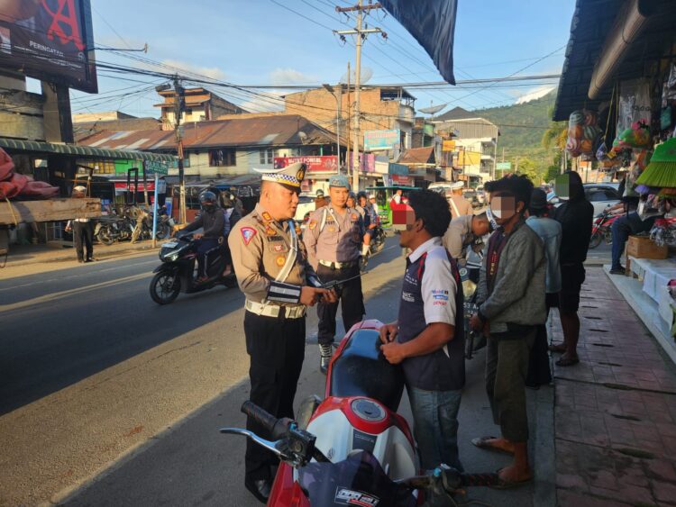 Operasi Patuh Toba 2024 Polres Samosir dipimpin oleh Kasat Lantas Polres Samosir, AKP Natanail Surbakti, S.H., M.H, selaku Kasatgas IV GAKKUM, bersama personil Operasi Patuh Toba 2024 Polres Samosir. Rabu,(24/07/2024)