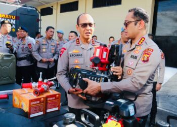 Kapolda Sumsel saat melakukan mengecekan peralatan dilapangan Logistik Polda, Rabu pagi (24/7/2024).