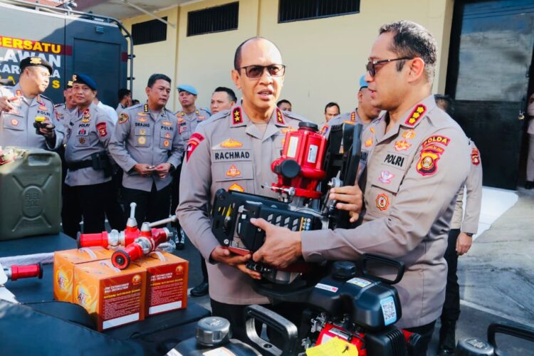 Kapolda Sumsel saat melakukan mengecekan peralatan dilapangan Logistik Polda, Rabu pagi (24/7/2024).
