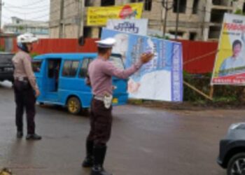 Personel Satuan Lalu Lintas (Sat Lantas) Polresta Manado melakukan pengaturan lalu lintas di berbagai titik strategis di kota Manado guna meningkatkan keamanan dan kelancaran di jalan raya. Kegiatan ini dilaksanakan sebagai bagian dari upaya proaktif kepolisian dalam menekan angka kecelakaan dan pelanggaran lalu lintas, Rabu (24/7/2024).