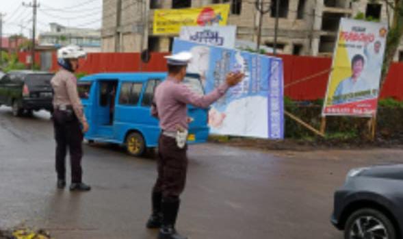 Personel Satuan Lalu Lintas (Sat Lantas) Polresta Manado melakukan pengaturan lalu lintas di berbagai titik strategis di kota Manado guna meningkatkan keamanan dan kelancaran di jalan raya. Kegiatan ini dilaksanakan sebagai bagian dari upaya proaktif kepolisian dalam menekan angka kecelakaan dan pelanggaran lalu lintas, Rabu (24/7/2024).