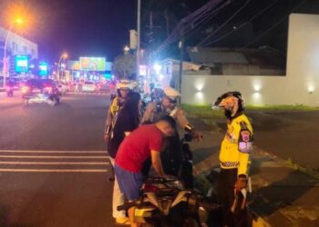 Sat Lantas Polresta Manado meluncurkan inovasi patroli terbaru yang dinamakan “Silau Mata”. Program ini dirancang untuk menarik perhatian pengendara melalui penerangan dan tampilan visual yang mencolok pada kendaraan patroli, serta memberikan himbauan langsung kepada masyarakat.