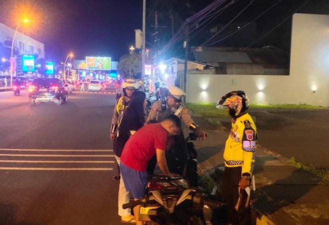 Sat Lantas Polresta Manado meluncurkan inovasi patroli terbaru yang dinamakan “Silau Mata”. Program ini dirancang untuk menarik perhatian pengendara melalui penerangan dan tampilan visual yang mencolok pada kendaraan patroli, serta memberikan himbauan langsung kepada masyarakat.
