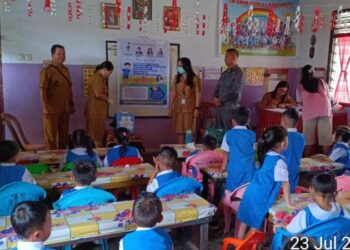 Polsek Tombulu melakukan pengamanan untuk acara pembukaan Pekan Imunisasi Nasional (PIN) Polio yang berlangsung di Aula Kantor Desa Kamangta, Kecamatan Tombulu. Acara ini merupakan bagian dari program imunisasi serentak di seluruh Indonesia, Selasa (23/7/2024).