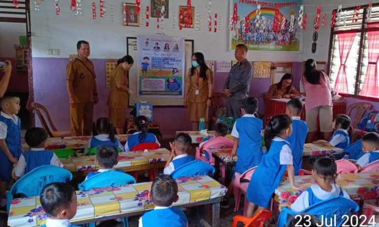 Polsek Tombulu melakukan pengamanan untuk acara pembukaan Pekan Imunisasi Nasional (PIN) Polio yang berlangsung di Aula Kantor Desa Kamangta, Kecamatan Tombulu. Acara ini merupakan bagian dari program imunisasi serentak di seluruh Indonesia, Selasa (23/7/2024).
