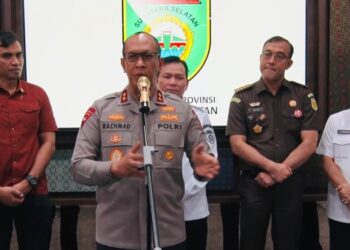 Kapolda Sumsel Irjen A Rachmad Wibowo menggelar konferensi pers usai rapat bersama Forkopimda dan stake holder terkait dikantor Gubernur Sumsel, mensikapi maraknya aktifitas ilegal dibeberapa wilayah di Sumatera Selatan, Rabu (24/7/2024).