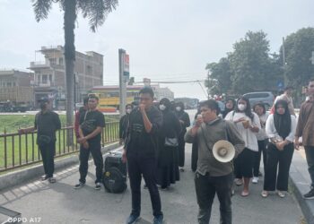 AKSI DEMO: Puluhan guru honor melakukan aksi demo di depan Mapolda Sumut, Rabu (24/7/2024). (Foto Dok/ T77)