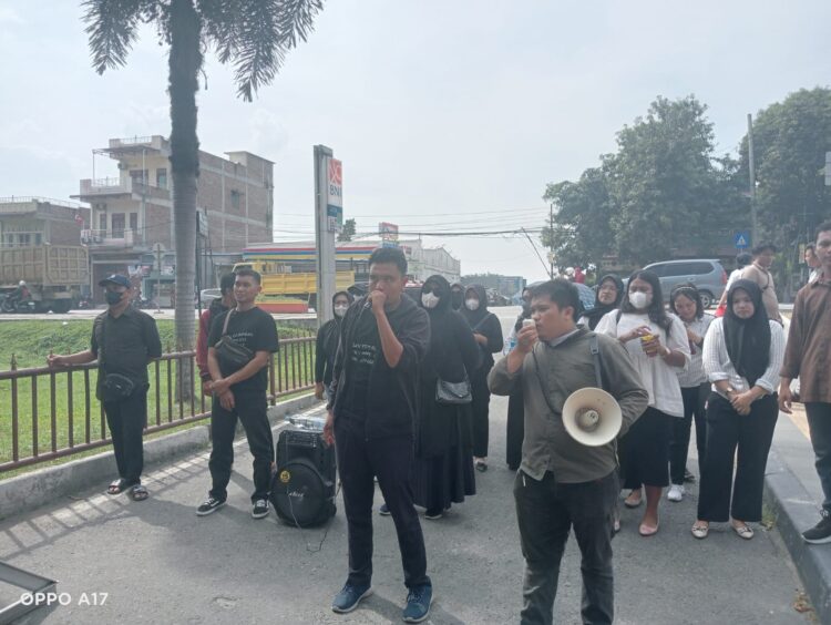 AKSI DEMO: Puluhan guru honor melakukan aksi demo di depan Mapolda Sumut, Rabu (24/7/2024). (Foto Dok/ T77)