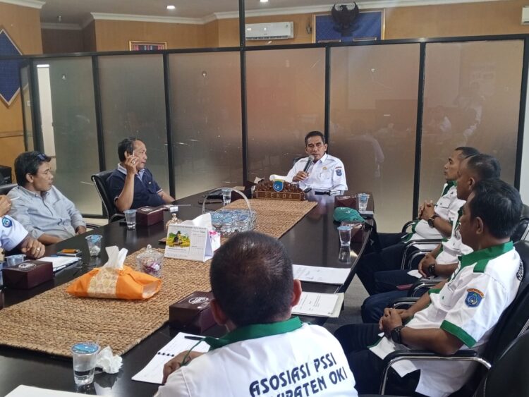 Pj Sekda OKI Muhammad Refli MS, S.Sos, MM,M.Si. Sambut Baik Audiensi Pengurus Asosiasi Kabupaten (Askab) PSSI Kabupaten OKI yang diselenggarakan di Ruang Dinas Sekda OKI, Rabu (24/7/2024).