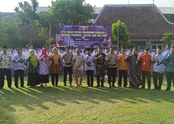 Polres Purbalingga menggelar Apel Besar Patroli Keamanan Sekolah (PKS) dan Peluncuran Program Jateng Zero Bullying di SMA Negeri 1 Bukateja, Kamis (25/7/2024). Apel digelar dalam rangka pencegahan dan pemeliharaan lingkungan sekolah dari bullying atau perundungan. Apel dipimpin oleh Wakapolres Purbalingga Kompol Donni Krestanto. Sedangkan peserta apel adalah perwakilan anggota PKS dari berbagai sekolah tingkat SMP/SMA yang ada di Kabupaten Purbalingga.