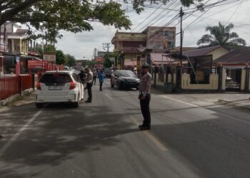 Satuan Lalu Lintas (Satlantas) Polres Nagan Raya menggelar razia Operasi Patuh Seulawah 2024, dalam rangka meningkatkan ketertiban berlalu lintas, di Jalan Lintas Nasional Jeuram Beutong Depan Polsek Jeuram. Razia Ini dipimpin langsung oleh Kasat Lantas Polres Nagan Raya, Iptu M. Arie Saputra, S.A.P., dan Seluruh Personel sat Lantas Polres Nagan Raya Hari Kamis 25 Juli 2024.