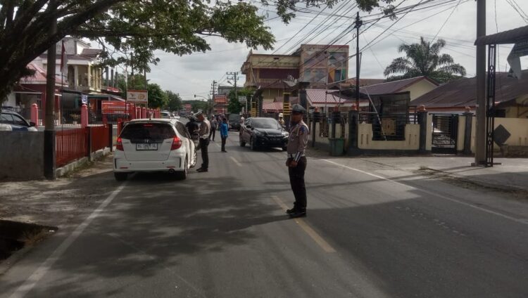 Satuan Lalu Lintas (Satlantas) Polres Nagan Raya menggelar razia Operasi Patuh Seulawah 2024, dalam rangka meningkatkan ketertiban berlalu lintas, di Jalan Lintas Nasional Jeuram Beutong Depan Polsek Jeuram. Razia Ini dipimpin langsung oleh Kasat Lantas Polres Nagan Raya, Iptu M. Arie Saputra, S.A.P., dan Seluruh Personel sat Lantas Polres Nagan Raya Hari Kamis 25 Juli 2024.