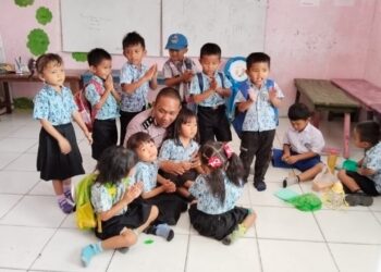 AIPDA Tumbur Sitohang, personil Polsek Simanindo yang bertugas sebagai Bhabinkamtibmas di Desa Pardomuan Kecamatan Simanindo Kabupaten Samosir, melaksanakan kunjungan ke Sekolah Pendidikan Anak Usia Dini (PAUD) CERDAS. (25/07/2024)