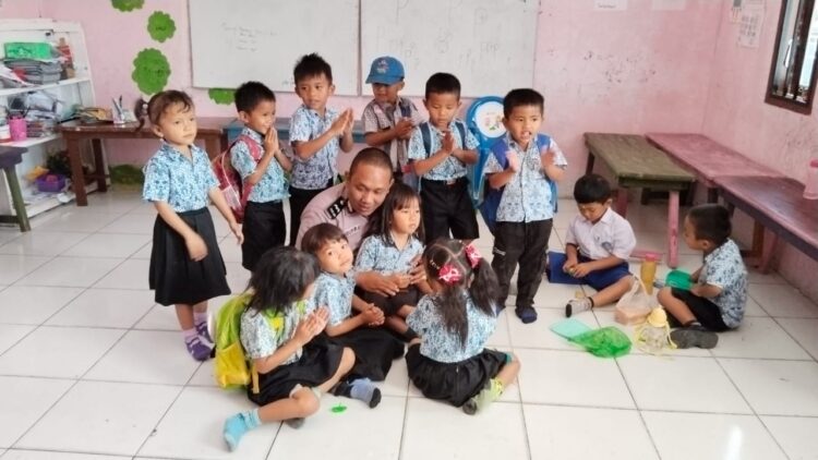 AIPDA Tumbur Sitohang, personil Polsek Simanindo yang bertugas sebagai Bhabinkamtibmas di Desa Pardomuan Kecamatan Simanindo Kabupaten Samosir, melaksanakan kunjungan ke Sekolah Pendidikan Anak Usia Dini (PAUD) CERDAS. (25/07/2024)