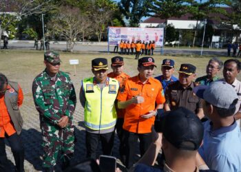 Apel ini dipimpin oleh Bupati Ogan Ilir, Panca Wijaya Akbar, S.H., dengan Komandan Apel Ipda Marzuki. Hadir dalam apel tersebut sejumlah pejabat penting, di antaranya Kepala BPBD Provinsi Sumatera Selatan yang diwakili oleh Feri Yanuar, SKM., M.KES., Kapolres Ogan Ilir AKBP Bagus Suryo Wibowo, S.I.K., Ketua Pengadilan Negeri Kayu Agung Guntoro Eka Sekti, S.H., M.H., dan Dandim 04.02 OKI/OI yang diwakili Perwira Perhubung Mayor CPM Abdul Wahab.