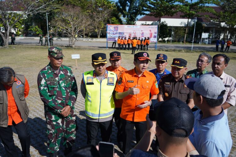 Apel ini dipimpin oleh Bupati Ogan Ilir, Panca Wijaya Akbar, S.H., dengan Komandan Apel Ipda Marzuki. Hadir dalam apel tersebut sejumlah pejabat penting, di antaranya Kepala BPBD Provinsi Sumatera Selatan yang diwakili oleh Feri Yanuar, SKM., M.KES., Kapolres Ogan Ilir AKBP Bagus Suryo Wibowo, S.I.K., Ketua Pengadilan Negeri Kayu Agung Guntoro Eka Sekti, S.H., M.H., dan Dandim 04.02 OKI/OI yang diwakili Perwira Perhubung Mayor CPM Abdul Wahab.