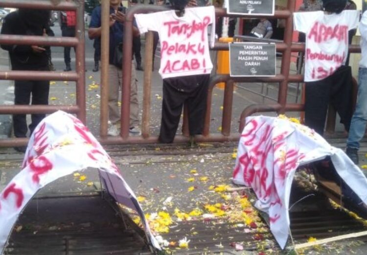 BAWA KERANDA: Puluhan pendemo membawa replika keranda di depan Mapolda Sumut, Kamis (25/7/2024). (Foto: Dok/ T77)