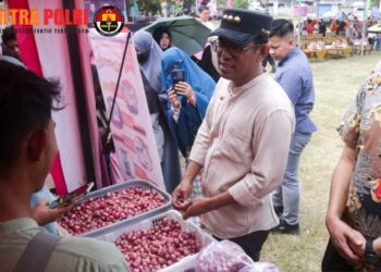 Bupati Takalar Dr. Setiawan Aswad,.M.Dev,.Plg mengunjungi Gerakan Pangan Murah (GPM) yang dilaksanakan di Lapangan H. Larigau Daeng Mangngiruru Kec. Galesong Kab. Takalar, Jum’at 26 Juli 2024.