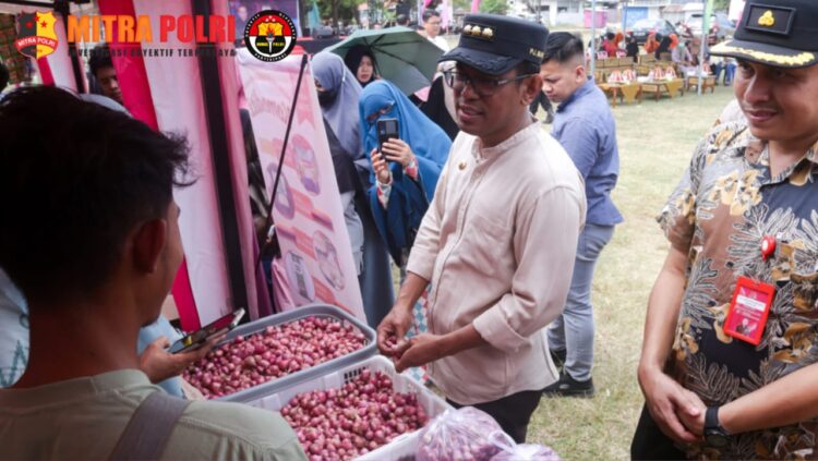 Bupati Takalar Dr. Setiawan Aswad,.M.Dev,.Plg mengunjungi Gerakan Pangan Murah (GPM) yang dilaksanakan di Lapangan H. Larigau Daeng Mangngiruru Kec. Galesong Kab. Takalar, Jum’at 26 Juli 2024.
