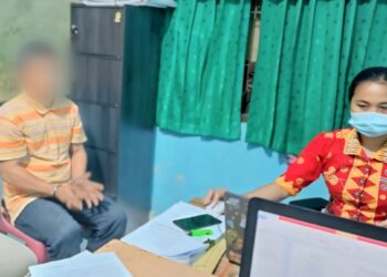 Fatohuzisokhi Gulo (42), yang dikenal dengan inisial FG atau Ama Erni, ditahan oleh pihak kepolisian karena melakukan Kekerasan Dalam Rumah Tangga (KDRT) terhadap istrinya, MNZ atau Ina Erni (41). Peristiwa ini terjadi di rumah mereka yang beralamat di Hilimbowo, Desa Zuzundrao, Kecamatan Mandrehe, Kabupaten Nias Barat. Jumat 26/07/2024