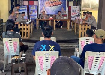 Polresta Manado kembali mengadakan kegiatan Jumat Bacarita yang kali ini fokus pada topik penting mengenai keamanan dan ketertiban masyarakat (Kamtibmas) serta manajemen lalu lintas di jalan raya. Acara yang berlangsung di Markas Polresta Manado ini dihadiri oleh berbagai elemen masyarakat, termasuk tokoh masyarakat, perwakilan organisasi, dan warga setempat, Jumat (26/7/2024).
