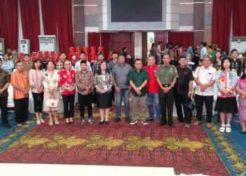 Personel Polsek Tikala melakukan pengamanan kegiatan Dialog Interaktif Kerukunan Umat Beragama Kota Manado yang berlangsung di Gedung Serbaguna Kantor Walikota Manado, Jalan Balai Kota Nomor Satu, Kelurahan Tikala Ares, Lingkungan II, Kecamatan Tikala, Kamis (25/7/2024).