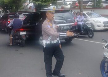 Personel Polresta Manado mengadakan kegiatan Paja Somat dan pengaturan di Masjid Ahmad Yani. Kegiatan ini bertujuan untuk meningkatkan pengawasan serta menjaga ketertiban di sekitar area masjid, terutama pada saat jam-jam sibuk ibadah, Jumat (26/7/2024).