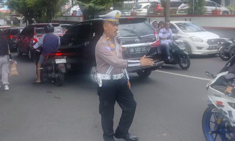 Personel Polresta Manado mengadakan kegiatan Paja Somat dan pengaturan di Masjid Ahmad Yani. Kegiatan ini bertujuan untuk meningkatkan pengawasan serta menjaga ketertiban di sekitar area masjid, terutama pada saat jam-jam sibuk ibadah, Jumat (26/7/2024).