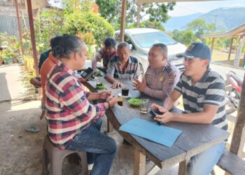Kapolres Samosir, AKBP Yogie Hardiman S.H., S.I.K., M.H., memerintahkan seluruh personil Bhabinkamtibmas Polres Samosir untuk melaksanakan Cooling System selama tahapan Pemilukada 2024. Langkah ini bertujuan untuk memberikan informasi yang tepat kepada masyarakat dan mencegah potensi perpecahan di tengah masyarakat. Sabtu, (27/07/2024)