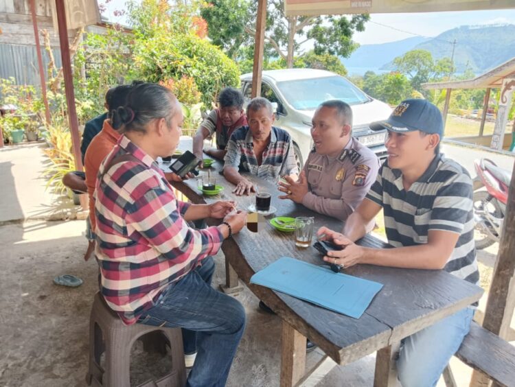 Kapolres Samosir, AKBP Yogie Hardiman S.H., S.I.K., M.H., memerintahkan seluruh personil Bhabinkamtibmas Polres Samosir untuk melaksanakan Cooling System selama tahapan Pemilukada 2024. Langkah ini bertujuan untuk memberikan informasi yang tepat kepada masyarakat dan mencegah potensi perpecahan di tengah masyarakat. Sabtu, (27/07/2024)